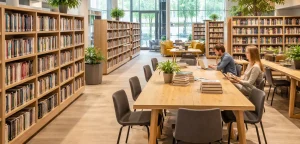 Moderne bibliotheekruimte met boeken en leestafels in Ridderkerk